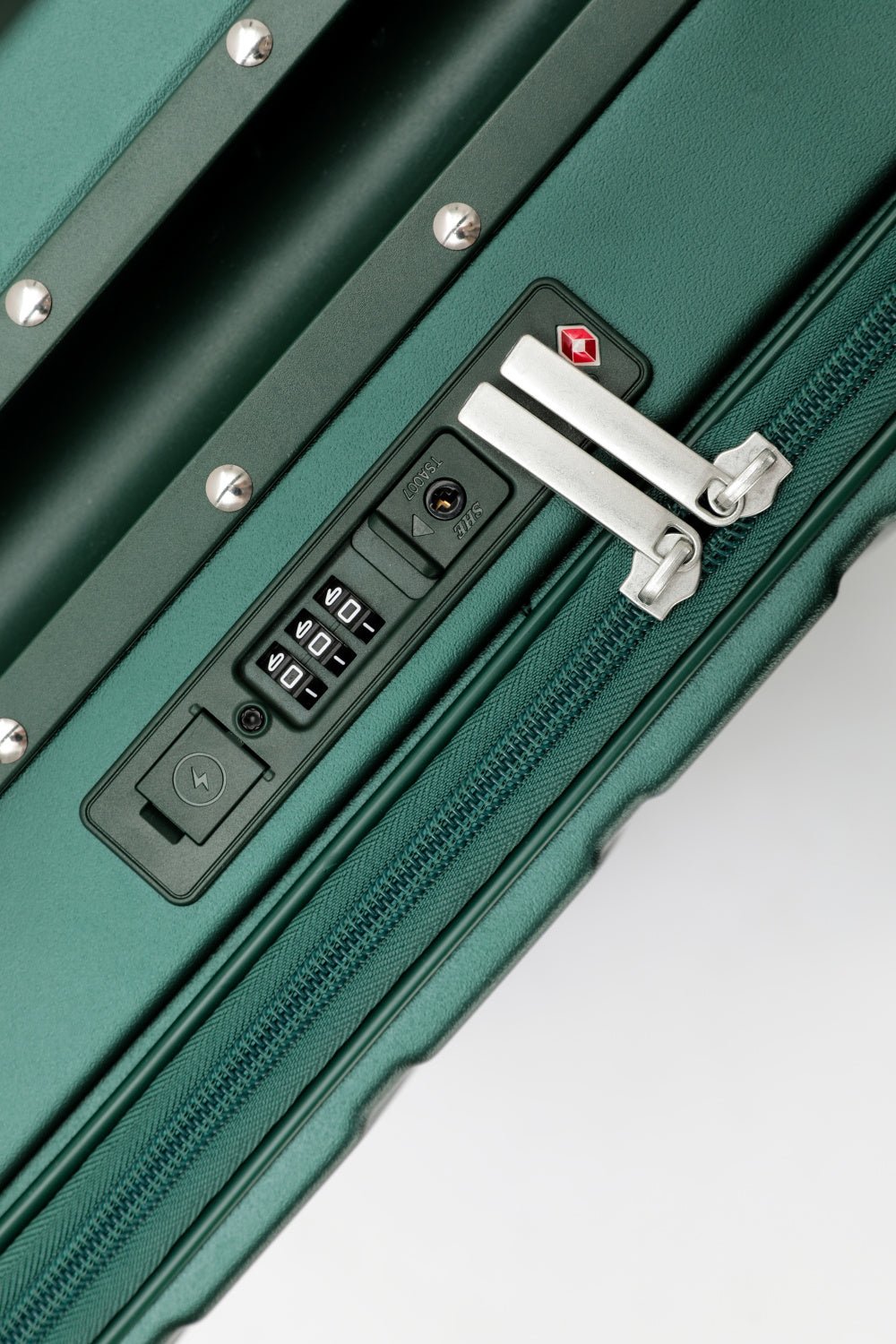 7638 Business Carry-On: Dual Laptop Access, TSA Lock, Silent Wheels