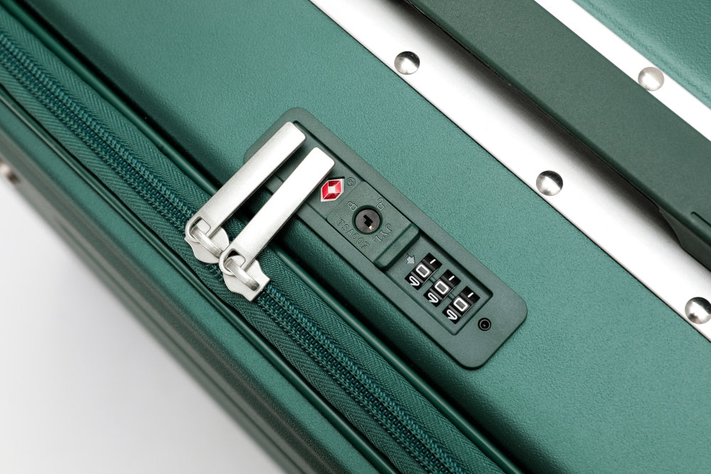 7638 Business Carry-On: Dual Laptop Access, TSA Lock, Silent Wheels