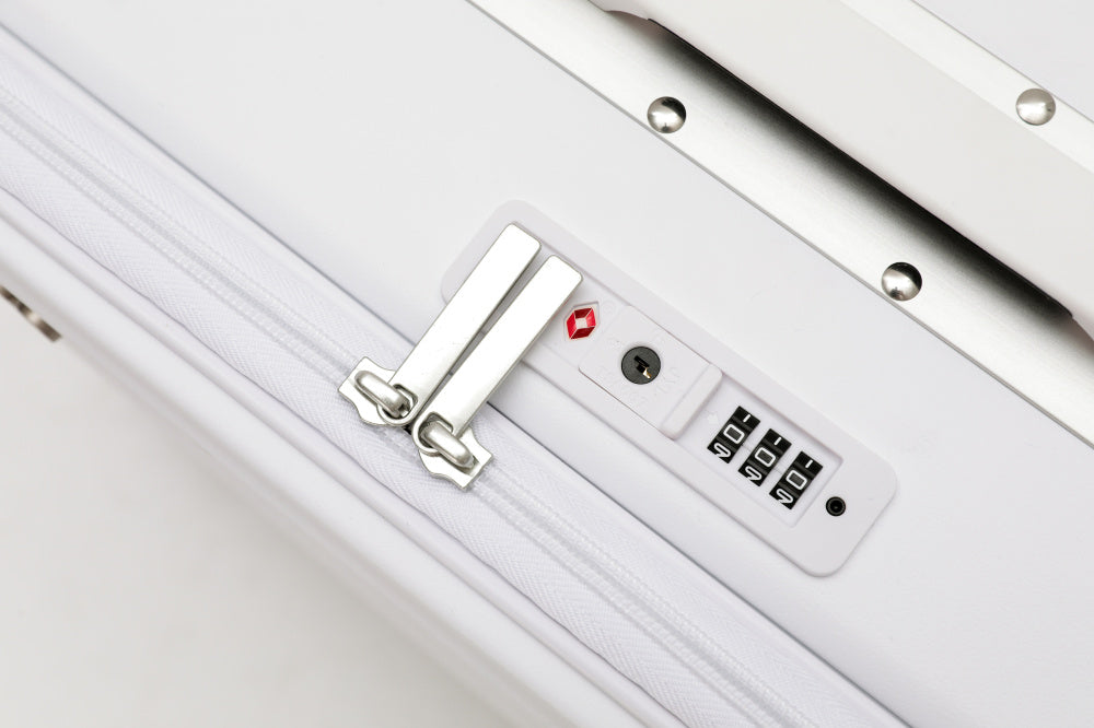 7638 Business Carry-On: Dual Laptop Access, TSA Lock, Silent Wheels