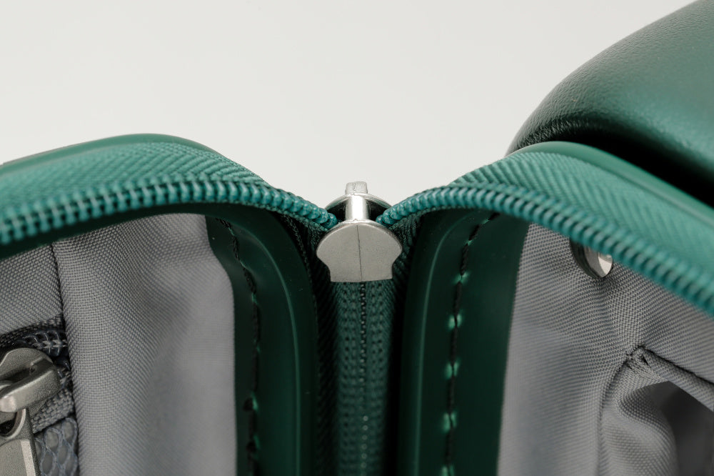 7638 Business Carry-On: Dual Laptop Access, TSA Lock, Silent Wheels